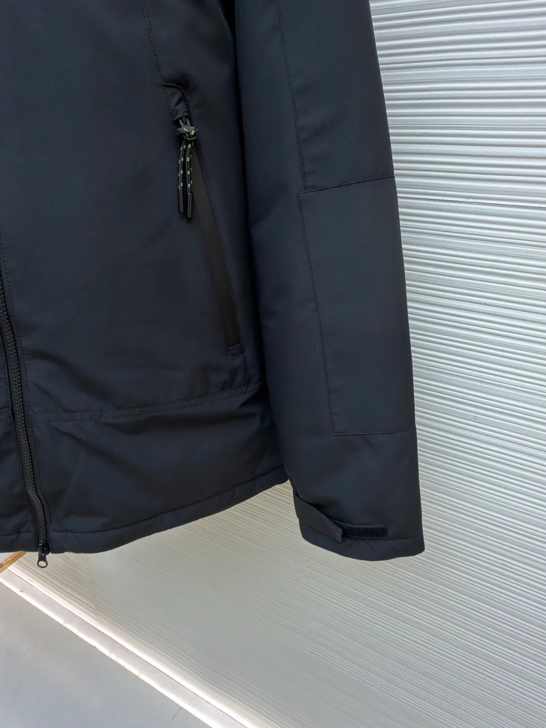 P990 Ralph Lauren logo hooded down jacket ●Original version: Purchased and developed by 2689 ●Item number: 1682203-D60 ●Fabric: white duck down fabric ●Technology: mechanical down filling ●Color: black ●Version: fitted version ●Weight: about 890 grams ●Size: S-M-L-XL ●Description: Made of 90 white duck down, with a weight of 220g, ensuring excellent thermal insulation performance. After strict screening and treatment, the velvet is not easy to drill, ensuring durability. The classic jacket has a slightly loose fit, with slightly dropped shoulder lines (shoulder width is 1-2cm wider than the standard fit). The length reaches the hips, and the sleeves are slightly tapered straight sleeves, taking into account freedom of movement and casual style. The adjustable Velcro on the cuffs allows you to freely adjust the tightness according to the thickness of your wrist and personal preferences, effectively preventing cold wind from intruding, and improving the warmth performance. In terms of storage, the two front zipper pockets are convenient for you to place frequently used items, and the zipper design ensures that items are not easily lost. A built-in pocket on the left side of the chest provides a safe storage space for some small private items. The drawstring design at the hem allows you to adjust the shape of the jacket according to your body shape and dressing needs. Whether it is loose and casual or slim and neat, you can easily control it. The overall wiring is straight and delicate, the fabric is comfortable and soft, and the color is consistent without color difference. It can be matched with the same style to create a fashionable look and control various occasions. Customized accessories, complete with three standards, same style for men and women!